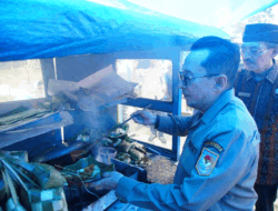 Nikmati Sate Padang, Bupati Tanah Datar Ambil Sendiri, Lihai Pula Dia Rupanya