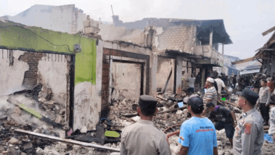 Ruko yang tinggal puing setelah terbakar