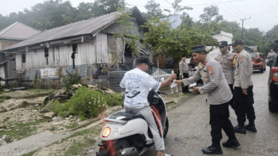 Kapolsek Sangia Wambulu Ipda Suharno, membagikan takjil kepada pengendara yang melintas di jalan raya.