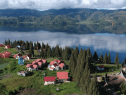 Panorama Alam Bagai di Swiss, Yuk Liburan ke Danau Kembar