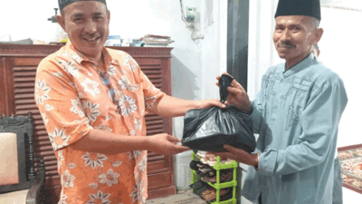 Erwin Ali serahkan bantuan untuk warga ketika buka puasa bersama.