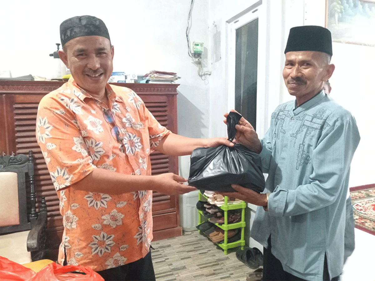 Erwin Ali serahkan bantuan untuk warga ketika buka puasa bersama.