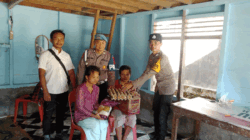 Penyerahan bantuan pada warga kurang mampu di Desa Tuhegeo II.