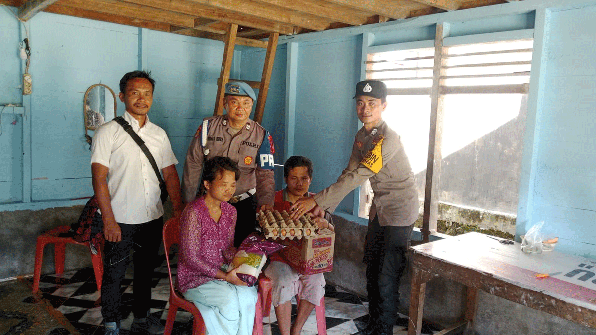 Penyerahan bantuan pada warga kurang mampu di Desa Tuhegeo II.