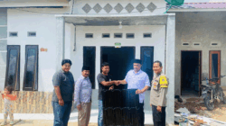 Penyerahan bantuan pada warga yang jadi korban bencana.