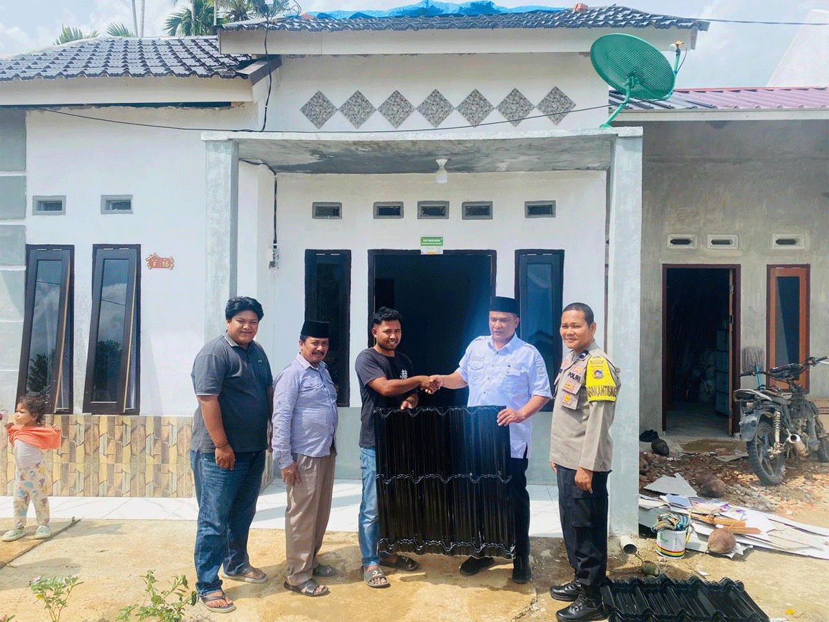 Penyerahan bantuan pada warga yang jadi korban bencana.