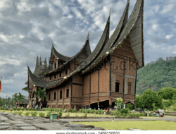 Puluhan Ribu Wisatawan Berkunjung ke Istano Basa Pagaruyuang, Putaran Uang Ditaksir Miliaran Rupiah