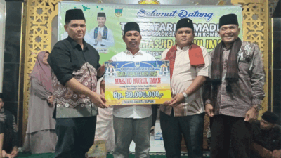Kajari Solok Selatan serahkan dana bantuan untuk masjid.