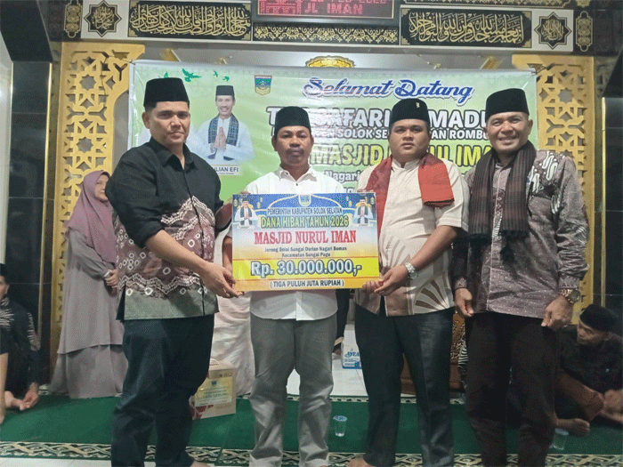Kajari Solok Selatan serahkan dana bantuan untuk masjid.