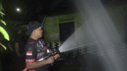 Petugas berjibaku padam api.