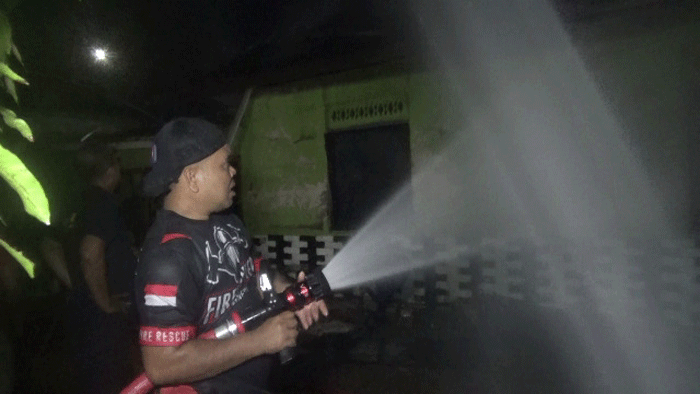 Petugas berjibaku padam api.