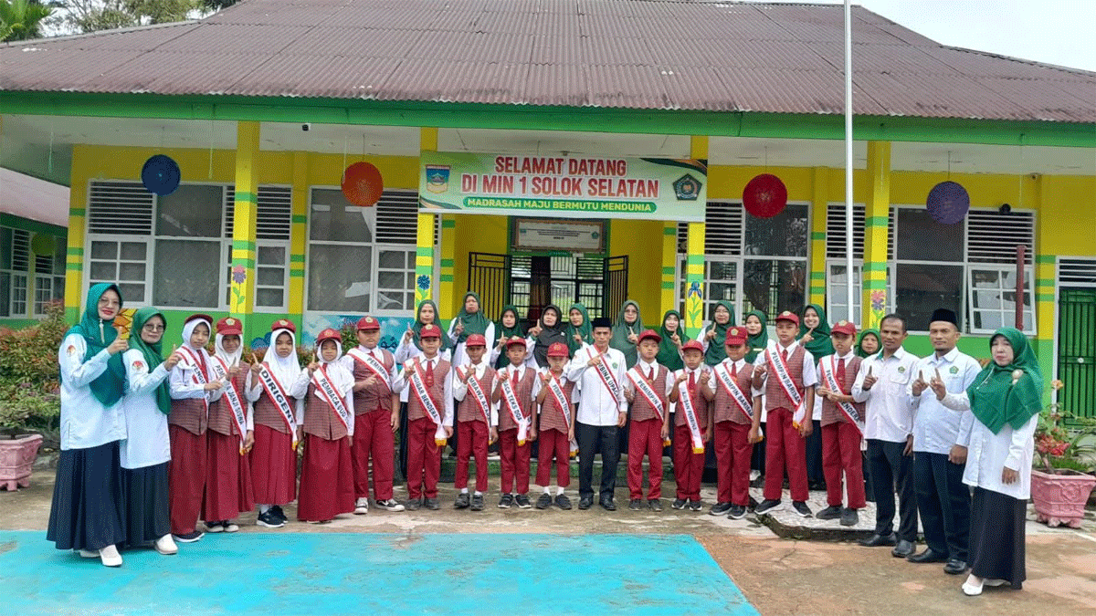 Keluarga besar MIN 1 Solok Selatan usai upacara bendera