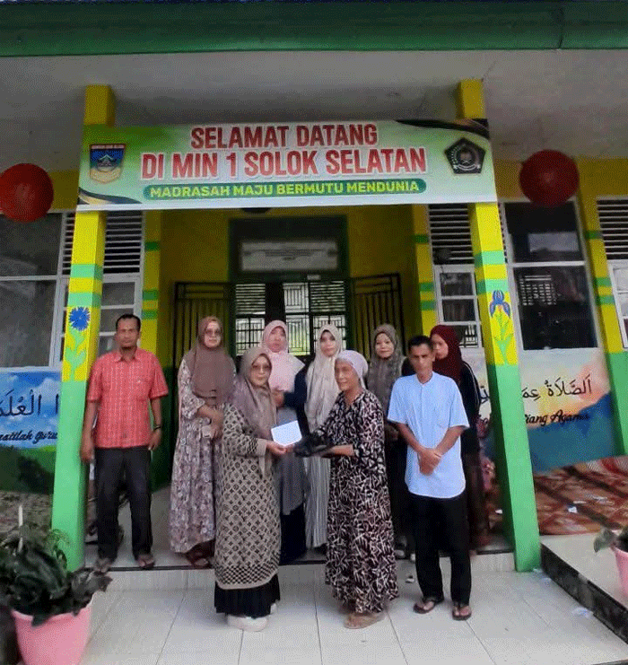Penyerahan zakat fitrah ke warga.
