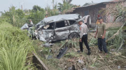 Mobil yang tertabrak kereta api di Sumatera Utara.