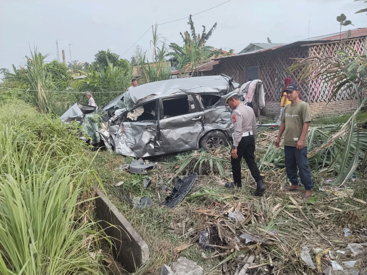 Mobil yang tertabrak kereta api di Sumatera Utara.