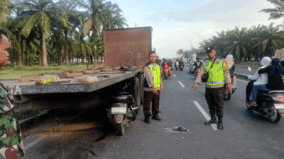 TKP kecelakaan motor dengan truk di Serdang Bedagai.