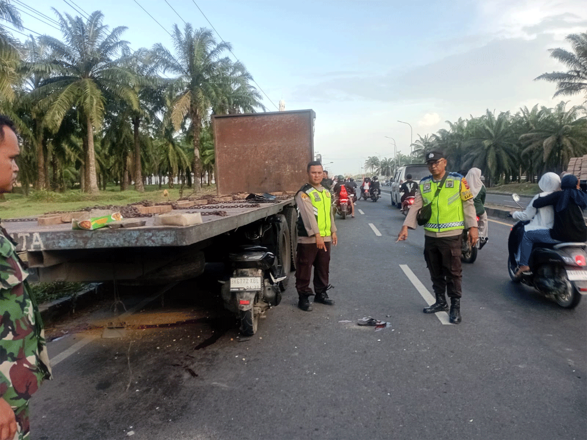 TKP kecelakaan motor dengan truk di Serdang Bedagai.