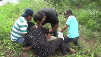 Petugas dari Satnarkoba Polres Dharmasraya tangkap pengedar narkoba.