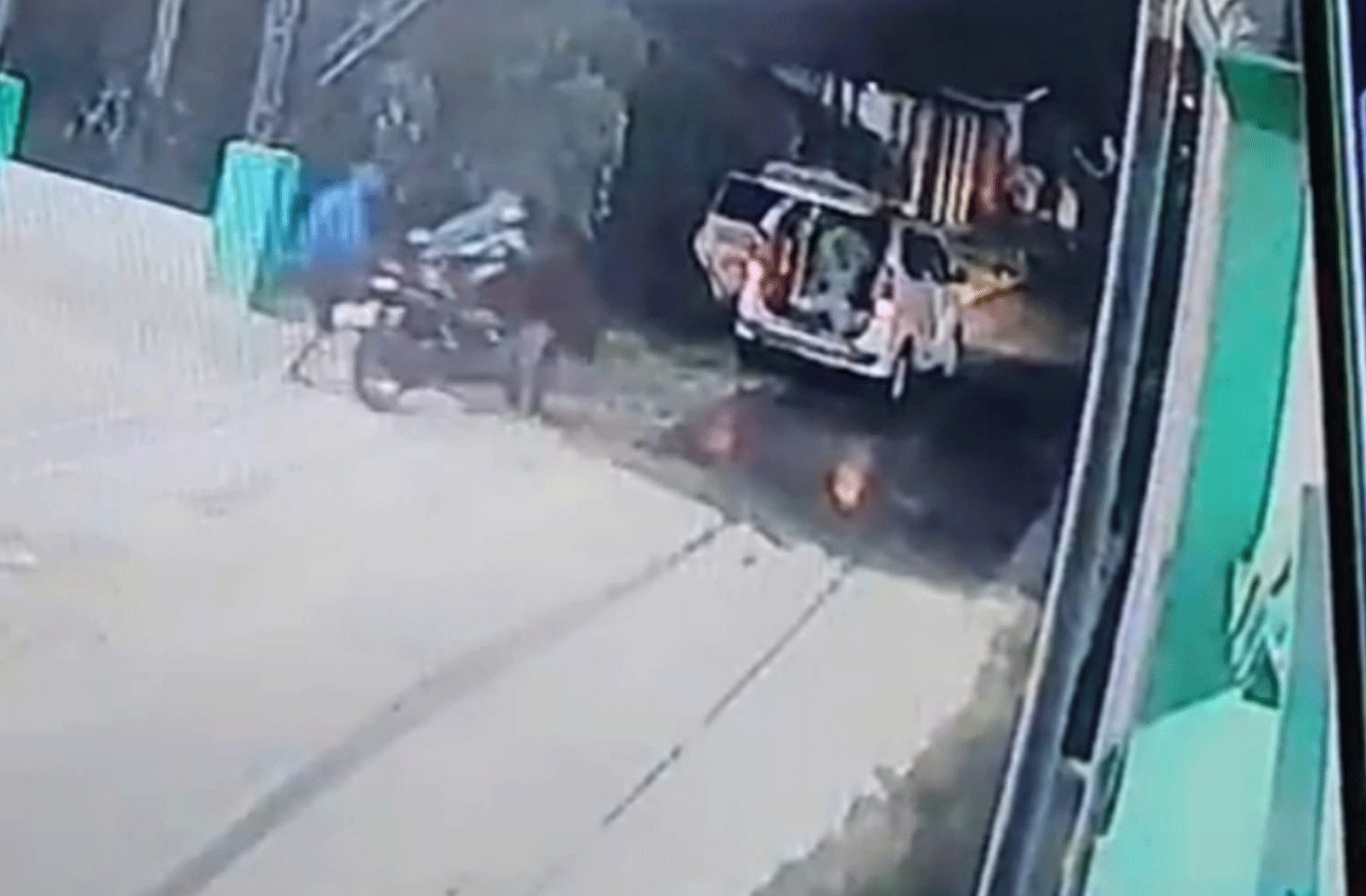 Rekaman CCTV aksi pencurian sepeda motor.