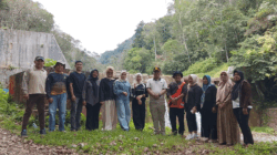 Sekretaris Daerah Kabupaten Solok Selatan Dr. H. Syamsurizaldi bersama Camat Sungai Pagu, Adila Rekriyaldi beserta pemuda dan masyarakat.