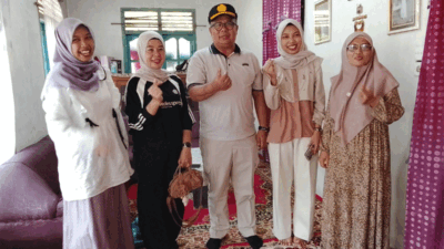 Sekda Solok Selatan, Syamsurizaldi bersama ketua DWP, Ny. Fitri Syamsurizaldi dan pelaku UMKM