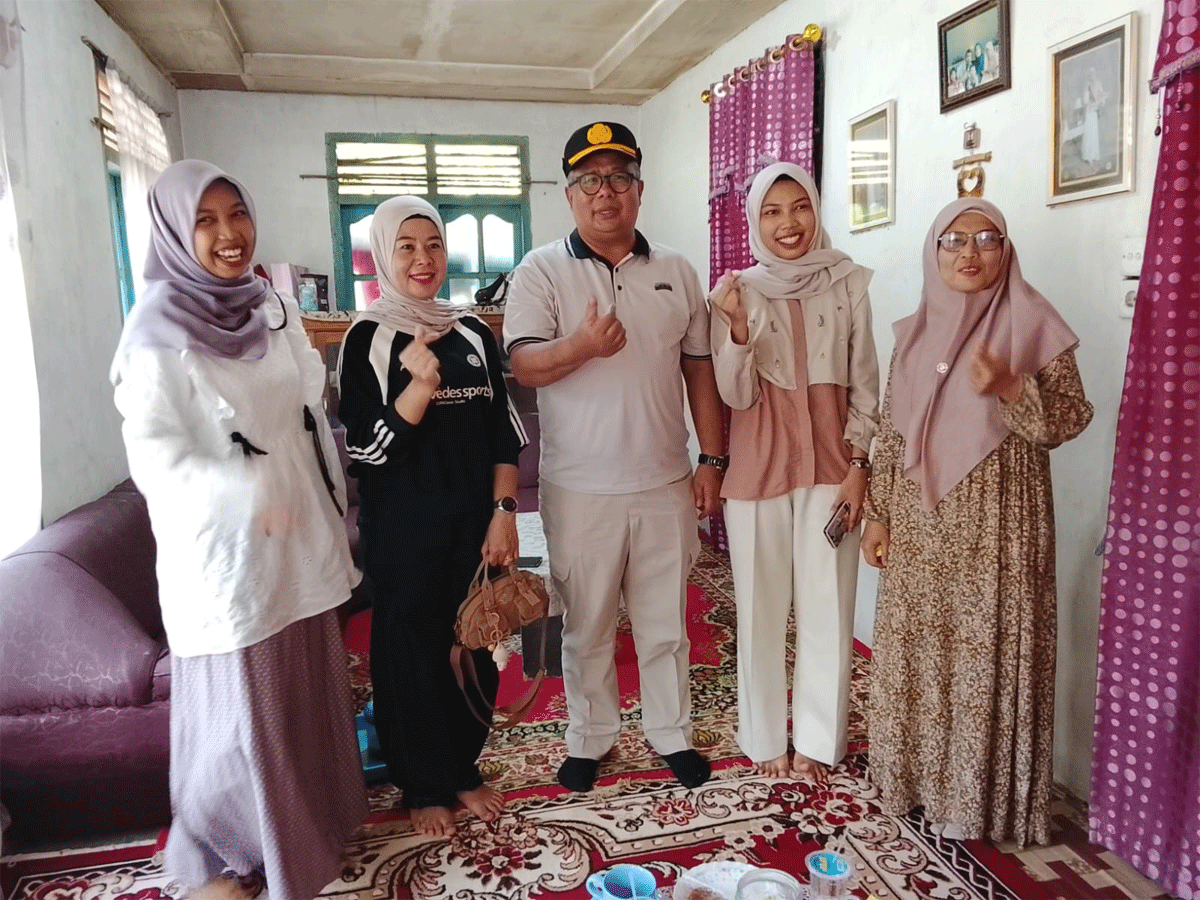 Sekda Solok Selatan, Syamsurizaldi bersama ketua DWP, Ny. Fitri Syamsurizaldi dan pelaku UMKM