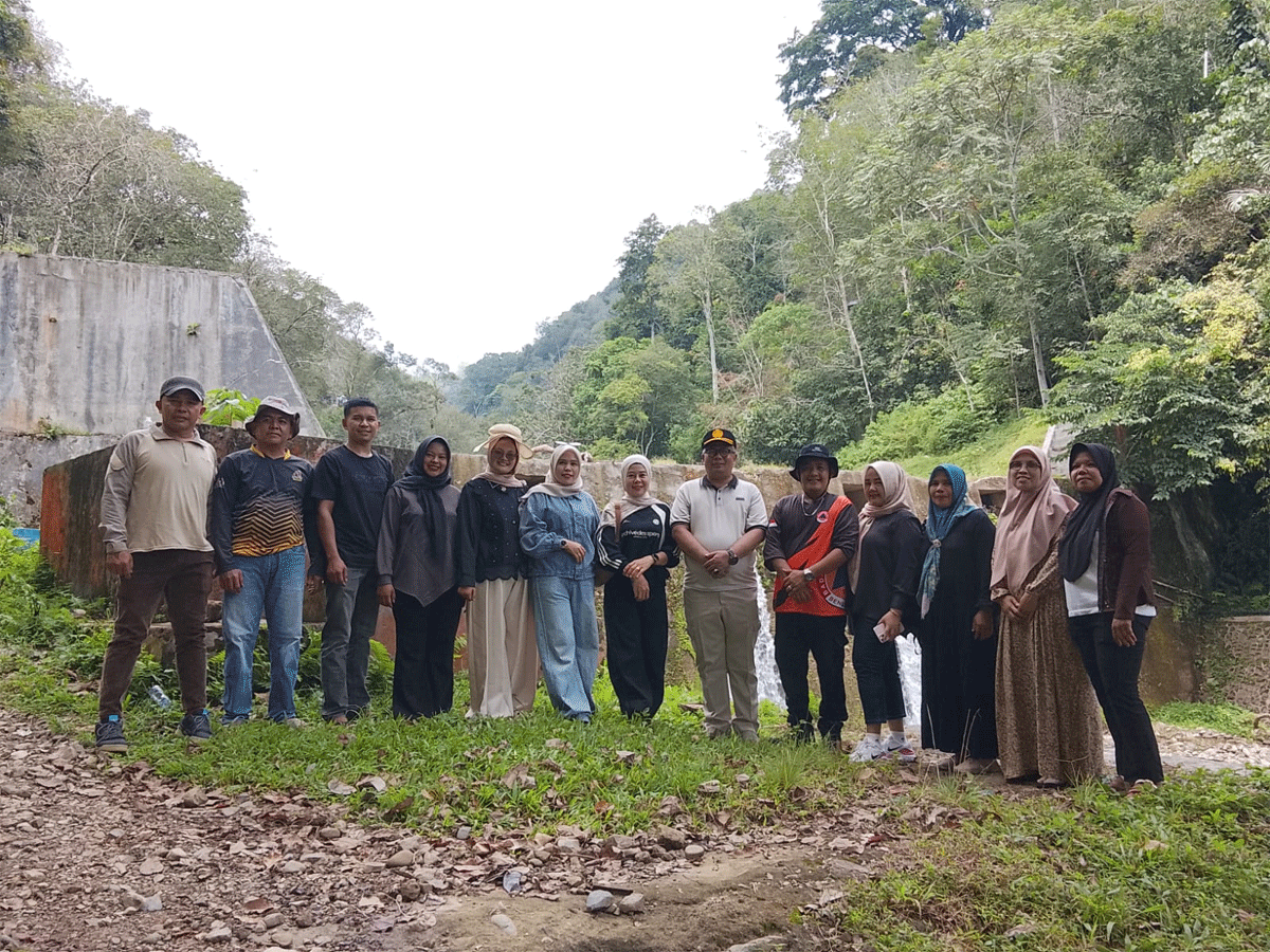 Sekretaris Daerah Kabupaten Solok Selatan Dr. H. Syamsurizaldi bersama Camat Sungai Pagu, Adila Rekriyaldi beserta pemuda dan masyarakat.