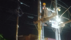 Petugas perbaiki trafo listrik yang sempat meledak.