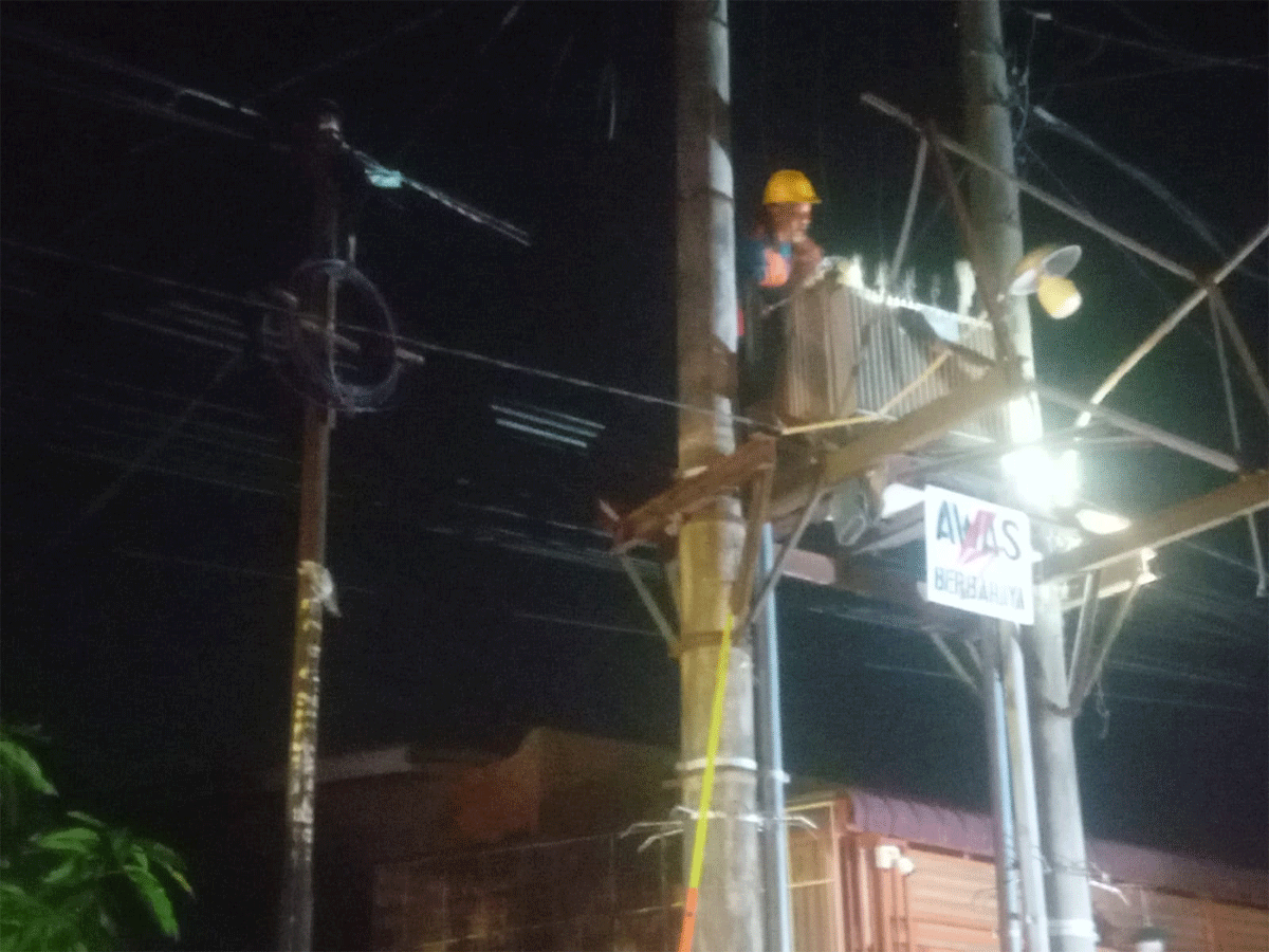 Petugas perbaiki trafo listrik yang sempat meledak.