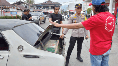 Kabag Ops Polres Solok Selatan pimpin operasi penertiban BBM.