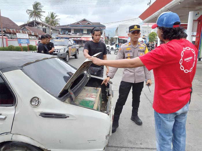 Kabag Ops Polres Solok Selatan pimpin operasi penertiban BBM.
