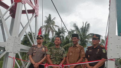 Wakil Bupati Solok Selatan H. Yulian Efi sesaat sebelum peresmian jembatan Garuda di Pauh Duo.