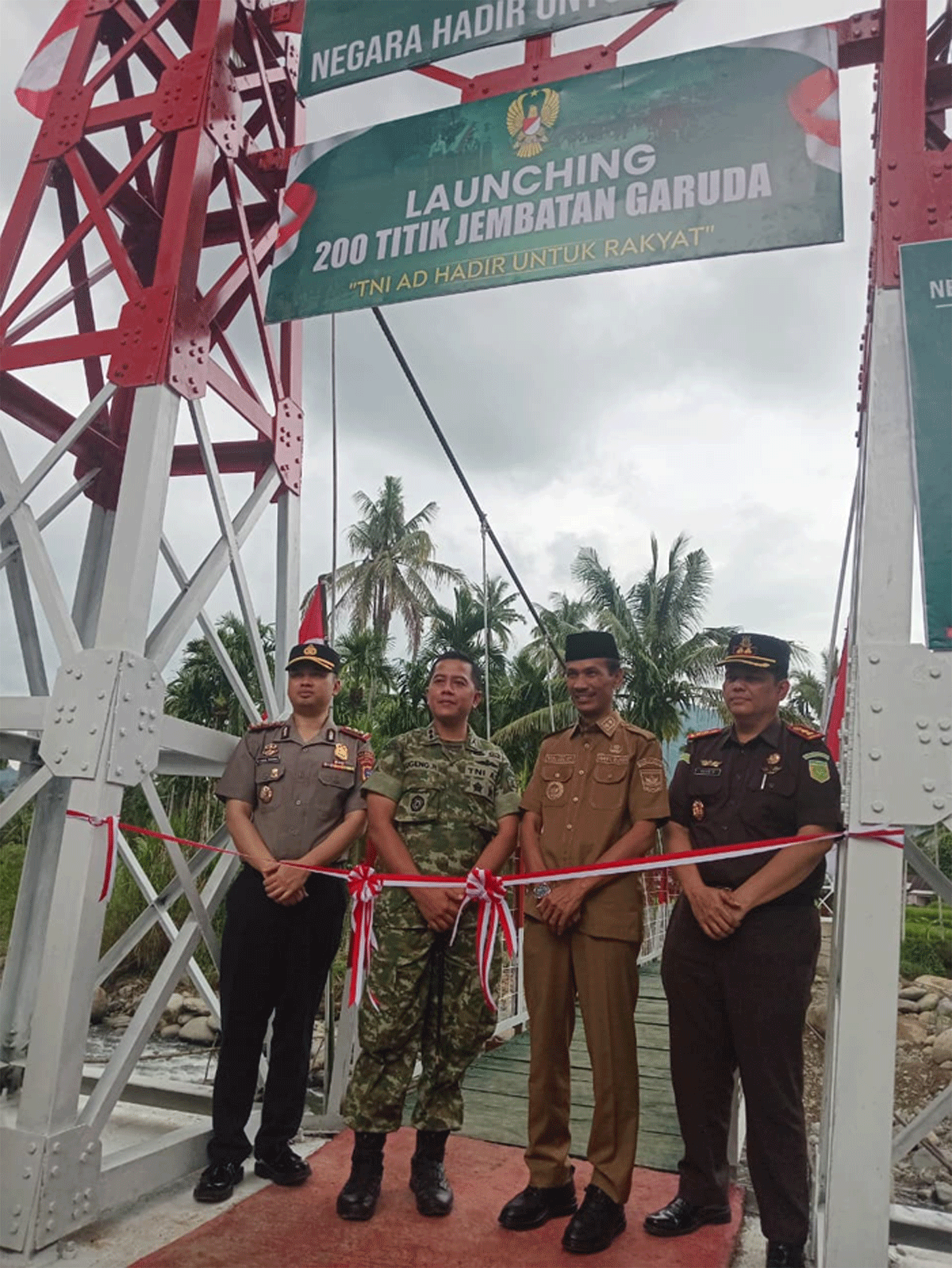 Wakil Bupati Solok Selatan H. Yulian Efi sesaat sebelum peresmian jembatan Garuda di Pauh Duo.