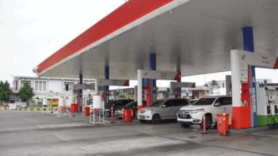 Kendaraan isi BBM di SPBU.