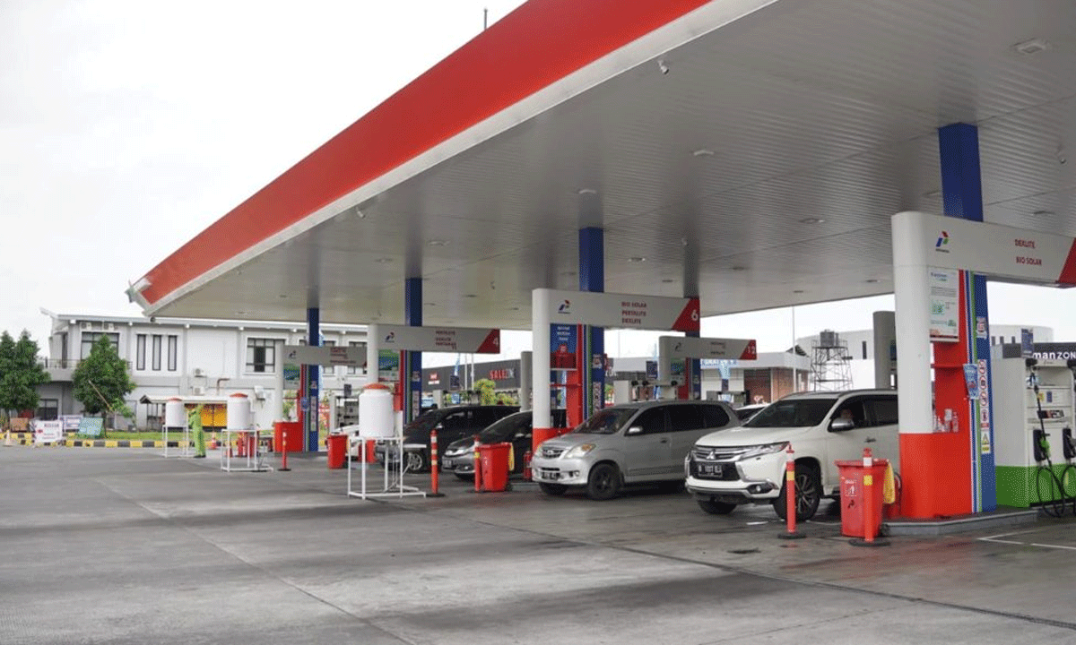 Kendaraan isi BBM di SPBU.