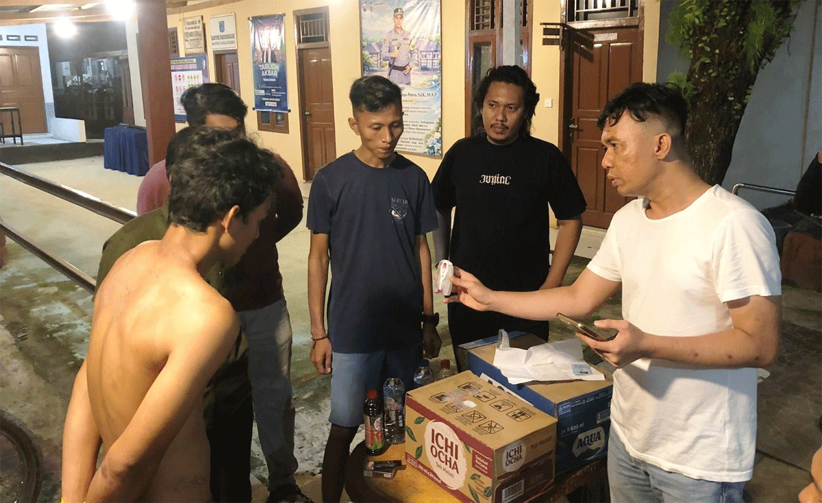 Terduga kepemilikan sabu ketika diinterogasi polisi.