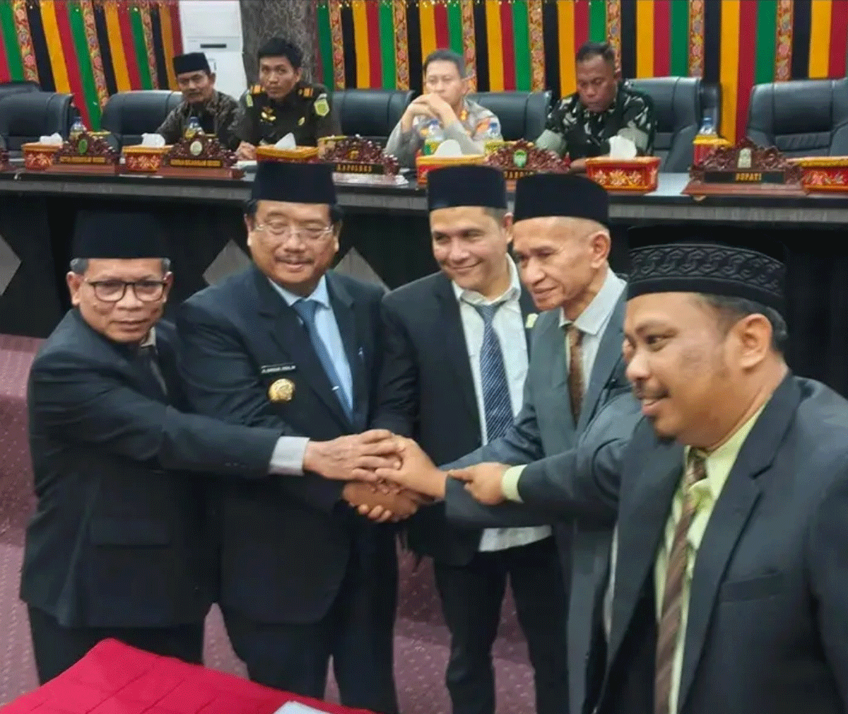 Foto bersama usai rapat paripurna