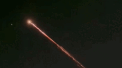 Cahaya misterius di langit,