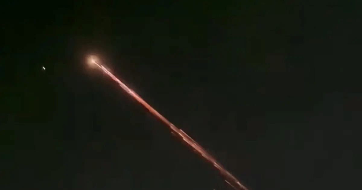 Cahaya misterius di langit,