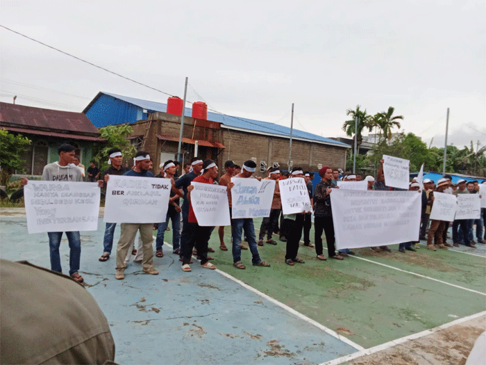 Demonstrasi berlangsung di Kantor Desa Belantaraya, Kabupaten Indragiri Hilir (Inhil), Rabu (15/4/2026).