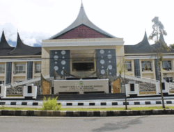 Kontrak Publikasi DPRD Pasaman Belum Jelas, Pernyataan Sekwan Disayangkan Wartawan, Baa Dek Model Tu Bana?