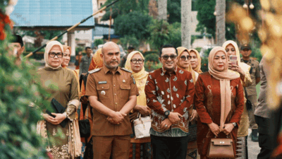 Bupati Dedy Putra dan Bupati Eka Putra tiba di lokasi acara. (Prokopim)