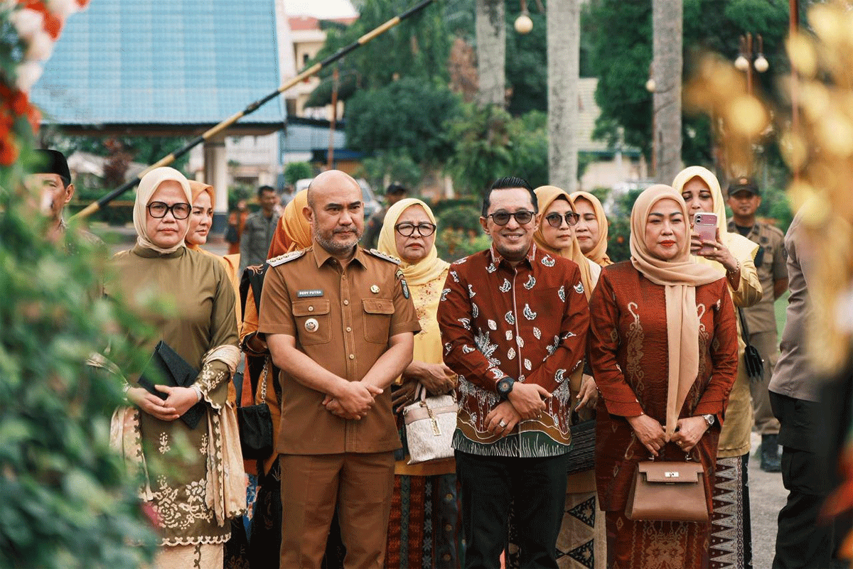 Bupati Dedy Putra dan Bupati Eka Putra tiba di lokasi acara. (Prokopim)