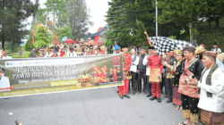 Wagub Sumbar lepas peserta pawai di Kabupaten Solok. (Biro Adpim)