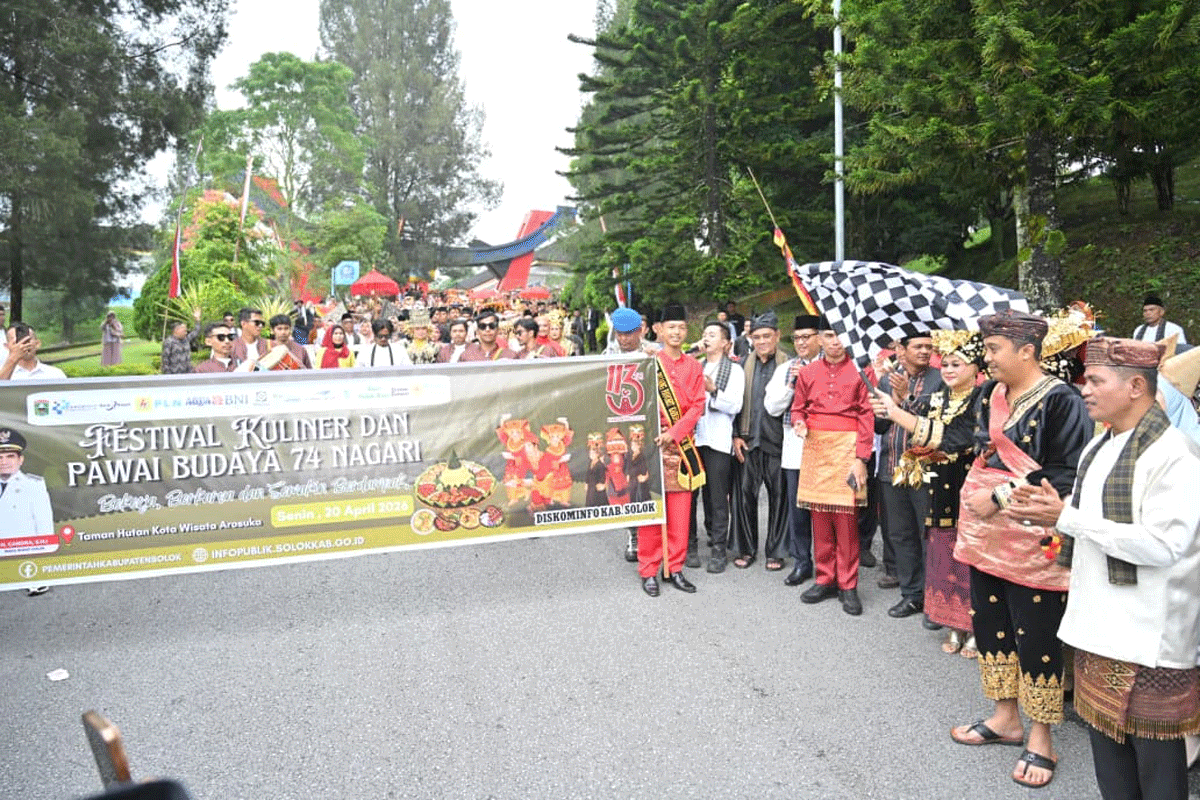 Wagub Sumbar lepas peserta pawai di Kabupaten Solok. (Biro Adpim)