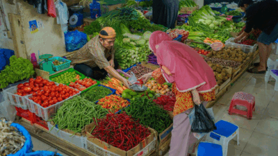 Warga membeli kebutuhan pokok di pasar Padang Panjang. (kominfo)