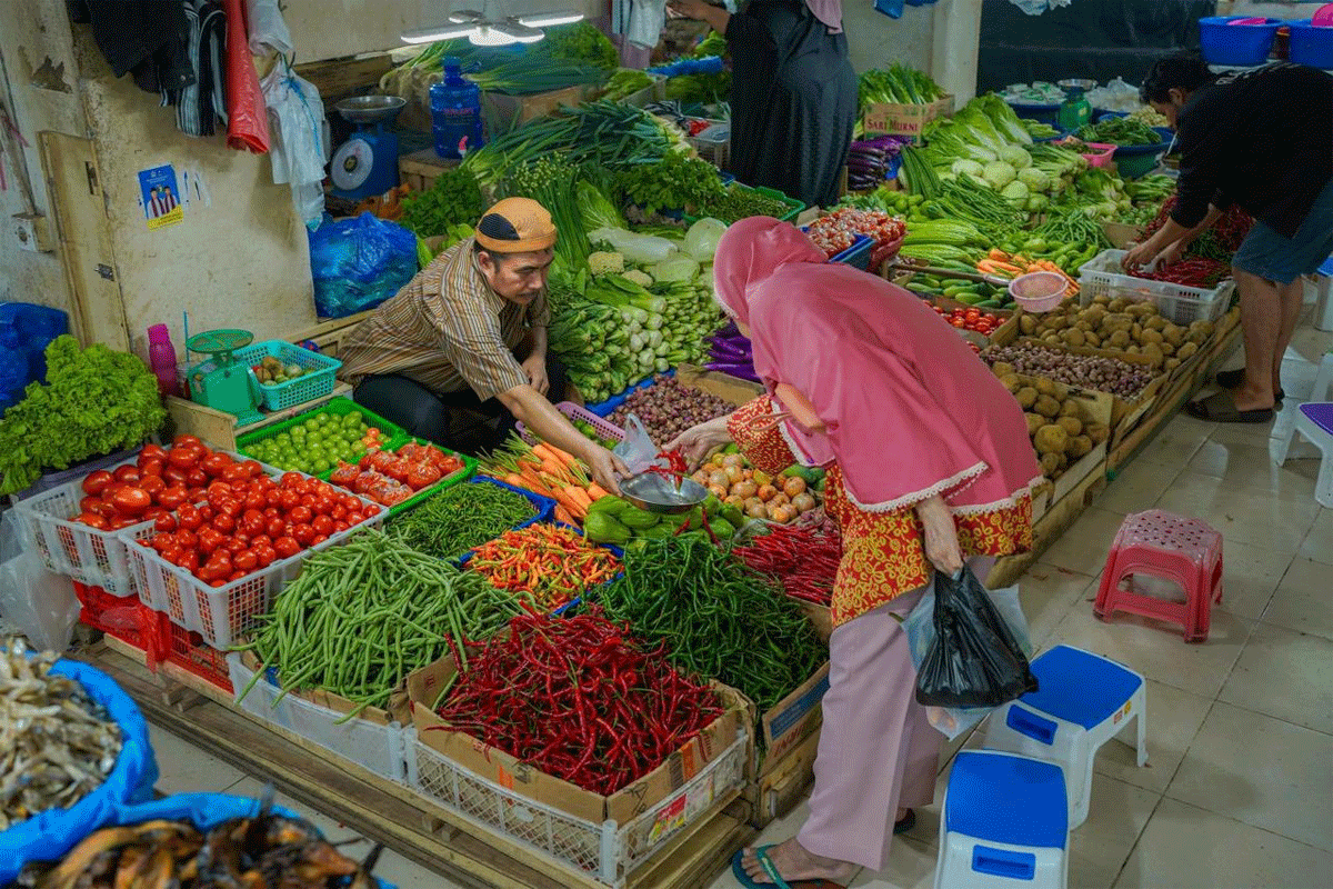 Warga membeli kebutuhan pokok di pasar Padang Panjang. (kominfo)
