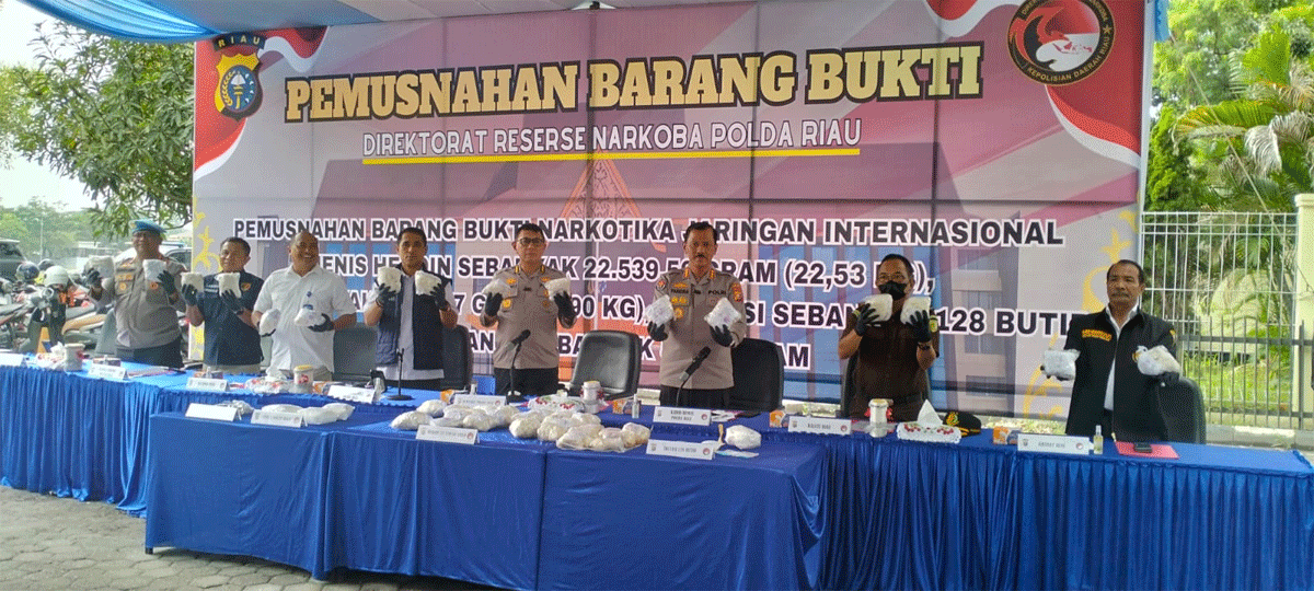 Pemusnahan heroin dan narkoba lainnya yang dilakukan Polda Riau.