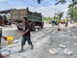 Khawatir Timbulkan Korban, Warga Patungan Perbaiki Jalan Rusak di Kampung Pala Sergai
