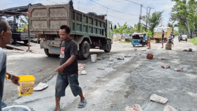 Warga perbaiki jalan yang rusak di Kampung Pala, Kabupaten Sergai.